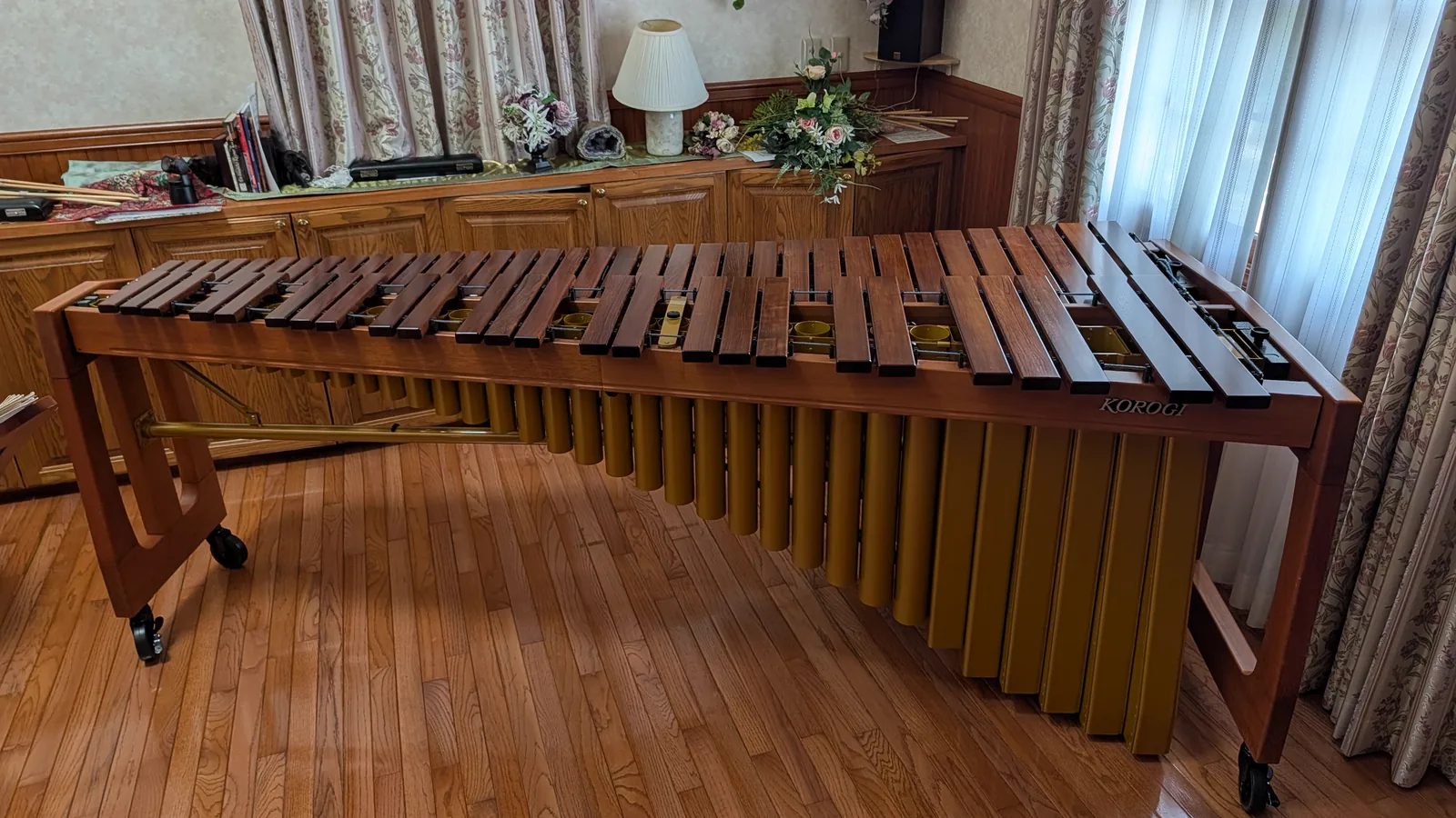 Numbered overview of a concert marimba viewed from the audience side